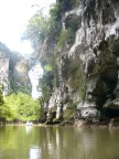 Khlong Pak Lao Rowing past eroded cliffs.JPG (70 KB)